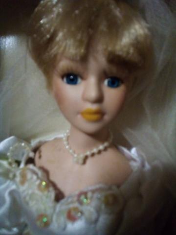 Ancienne poupée en robe de mariée dans male de transport