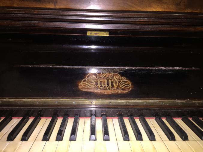 Piano de pied marron ancien Srard
