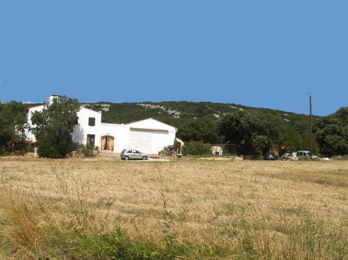 Propriété avec dépendances, piscine et terrain