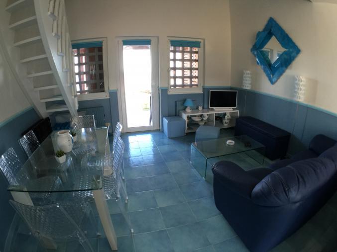 MAISONNÉE SUR LA MER, LES PIEDS DANS L' EAU