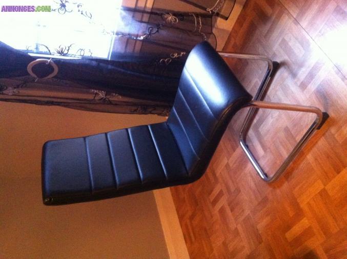 Table en verre + 4 chaises en cuir noir