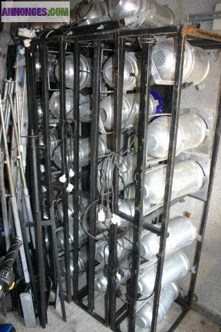 Projecteurs par 64 en cages