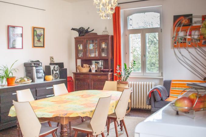 Une maison pour accueillir : grande demeure avec jardin clos au cœur d’une petite ville