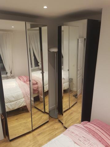 Dressing/armoires Ikea noirs avec portes en miroir