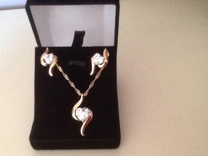 Parure (chaîne +pendentif+boucles d'oreilles)