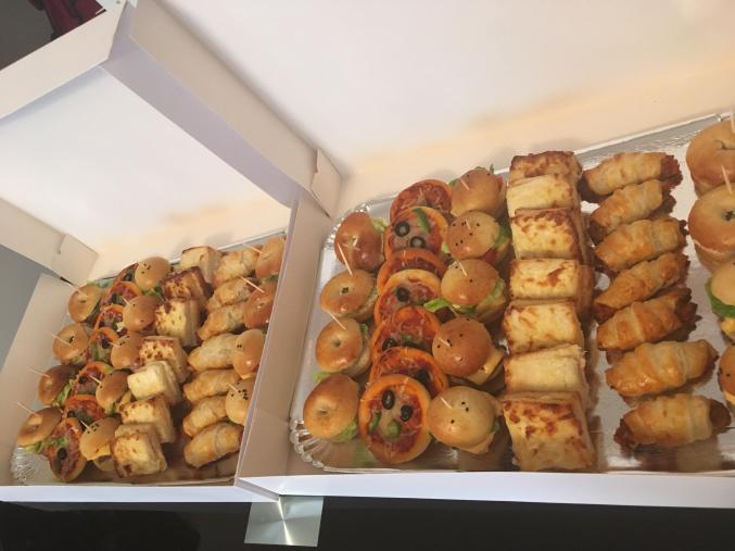 Plateau traiteur petit fours sucrés salés faits maison