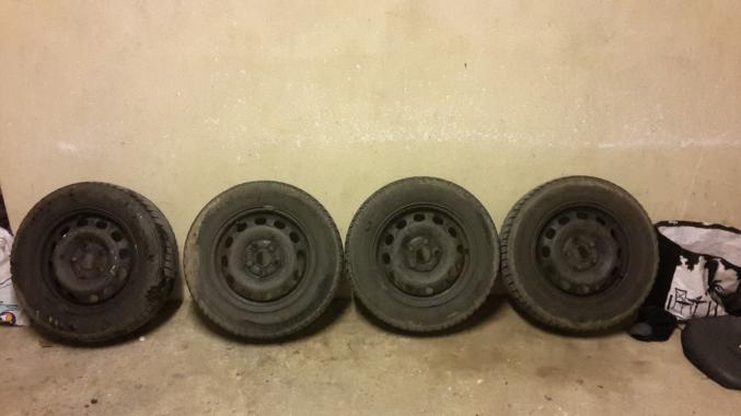 4 PNEUS NEUFS + JANTES 