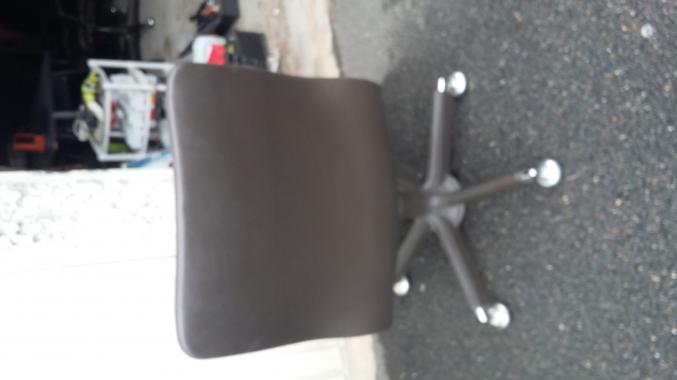 Chaise cuir années 740 BE