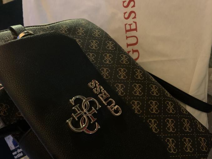 Vends deux sacs guess cuir