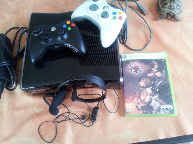 XBOX 360 TRÈS BON ÉTAT + 2 MANETTES + UN CASQUE XBOX 360