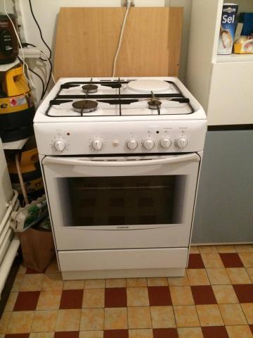 Cuisinière gaz et four électrique ARISTON