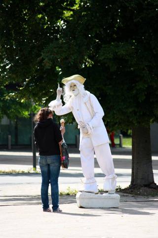 Statue vivante, mime, faux serveur, échassier de cérémonie, humoriste pour égayer vos soirées, fêtes d'entreprises,...