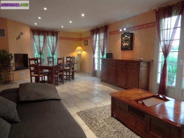 St Georges des Coteaux. Maison 180 m², terrain 1115 m². ETAT PARFAIT