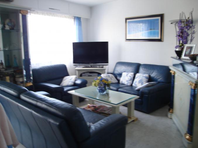 Vend, salon ,salle a manger,chambre a coucher.