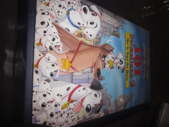 4 cassettes Magnétoscope dont une de PINOCCHIO de Walt Disney, les 101 DALMATIENS 2, Sur les trace des Héros, Les Aristochats