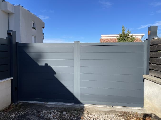 Portail aluminium coulissant motorisé deux vantaux largeur 3600 mm hauteur 1800 mm Gris ral 7016