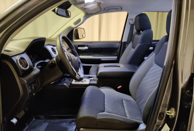 Toyota Tundra Crewmax 5,7 L V8, 4x4, croisière adaptative