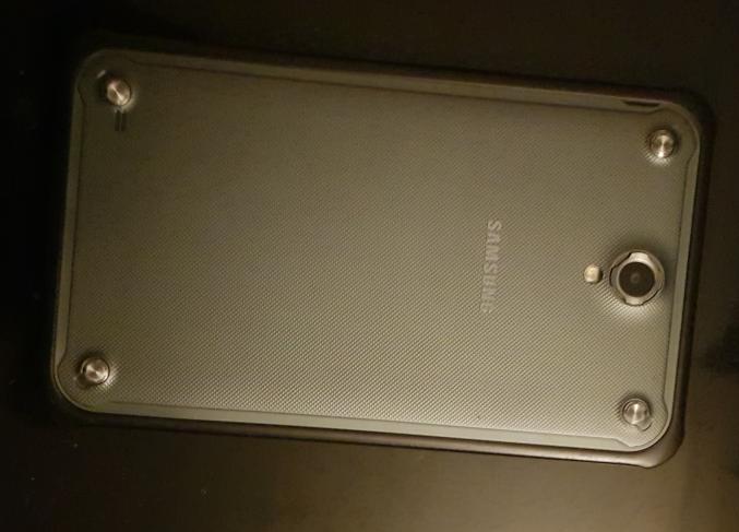 Tablette Samsung noir qui fait téléphone aussi