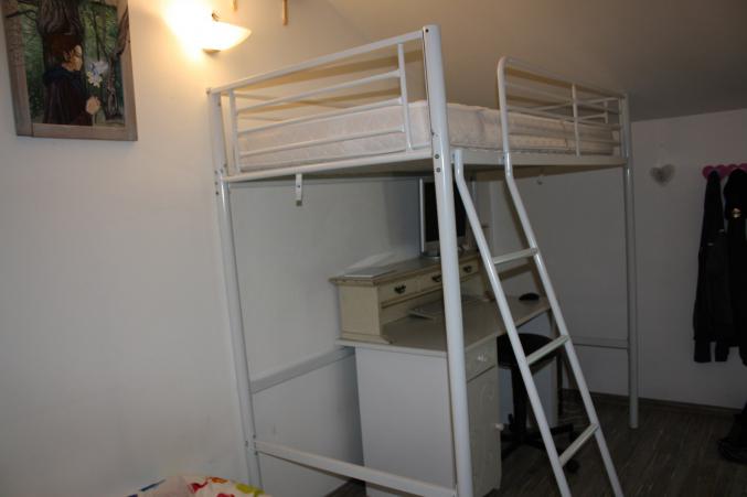 Lit-mezzanine blanc, en alu, avec matelas 90x190 cm. 