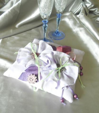 Coussin d'alliances en colorie parme