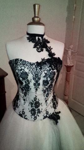 Vends robe de mariée en tulle ivoire et noire