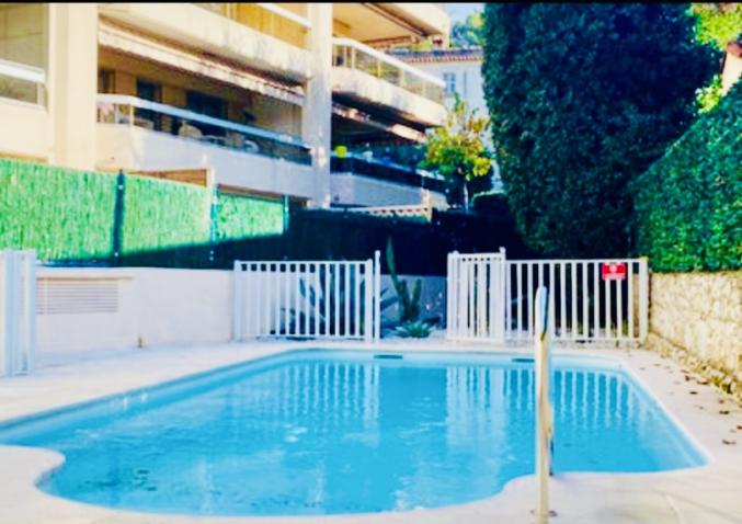 A LOUER 2 PIECES MEUBLE A L'ANNEE