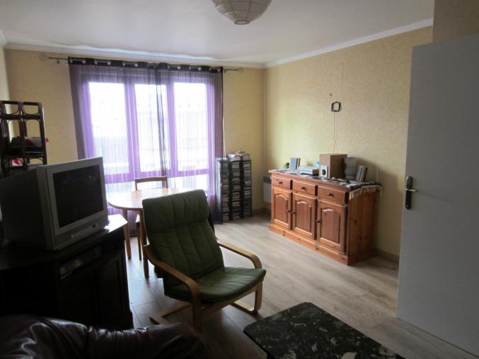 Plein centre Montigny le bx 2 pièces +parking individuel