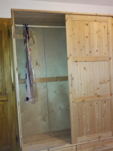 Armoire en pin massif