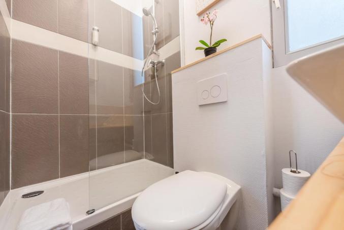 STUDIO DE 35M² AU 8 Rue d'Artois 75008 Paris, France à 800€