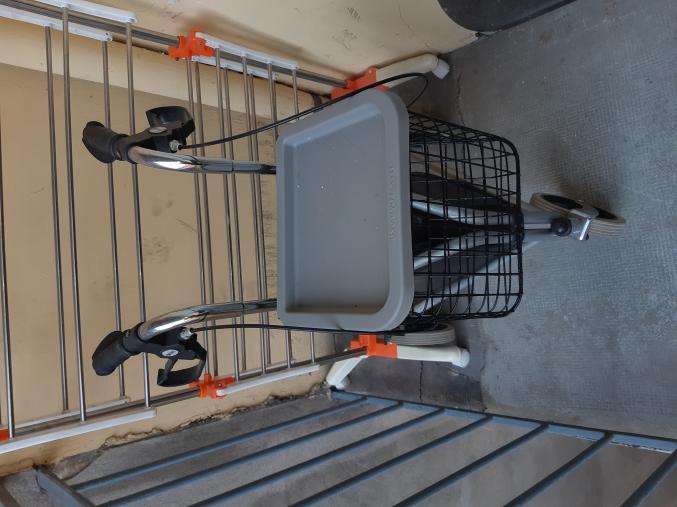 Vends fauteuil roulant et deambulateur 