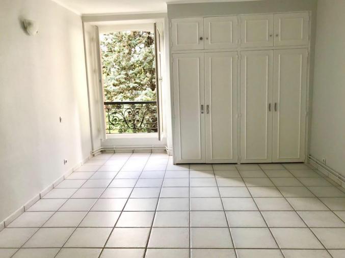 Tres beau 3 pieces 2 minutes de la gare des chantiers proche TOUT commerces