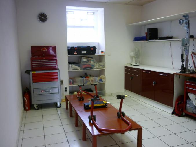 Local commercial dans rue commerçante