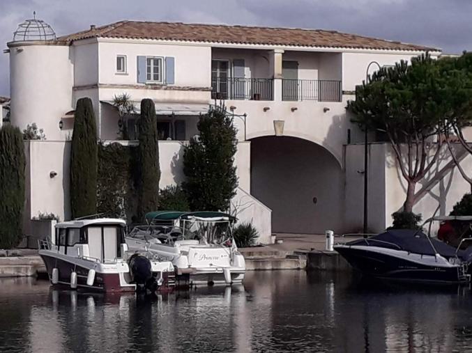 POSTE D'AMARRAGE,     Appontement à louer