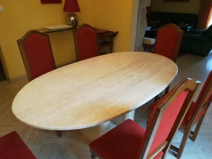 Vends table en travertin et 6 chaises style Louis XIII