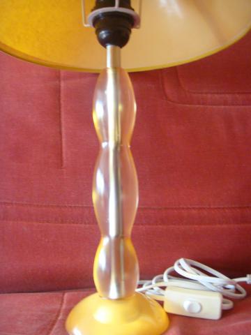 Lampe design couleur jaune