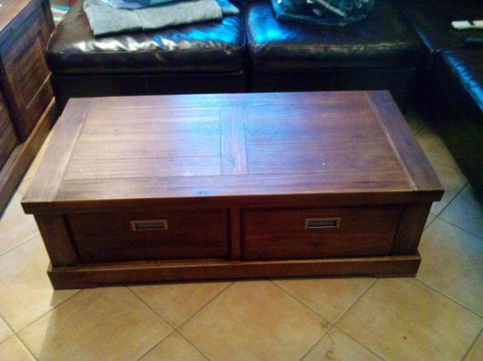 Table basse en acacia massif 