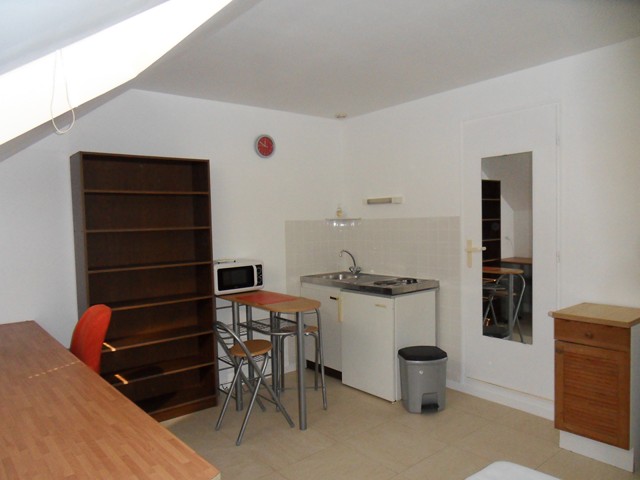 Bourges studio meublé 18m2  305euros Dispo le 2 novembre