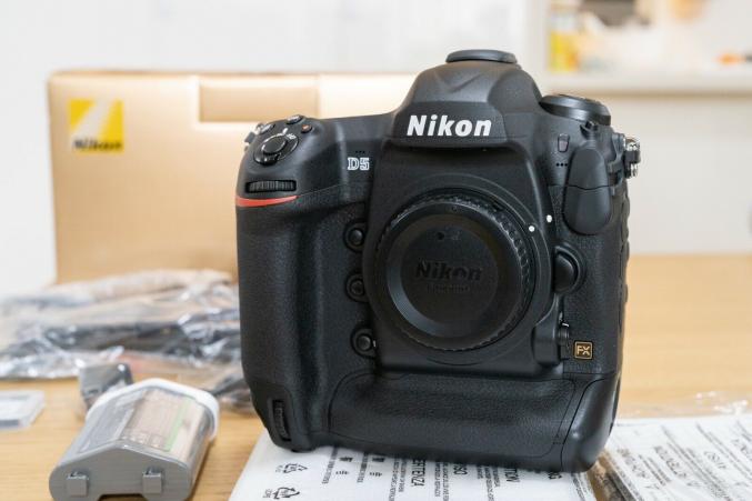 Nikon D5 Boîtier d'appareil photo reflex numérique 12000 Shutter Dual CF Plus d'accessoires Au  Wty 