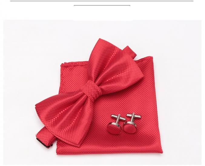 Pochette avec nœud papillon et bouton manchette