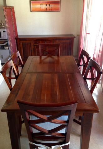 Table + 6 chaises en bois exotique
