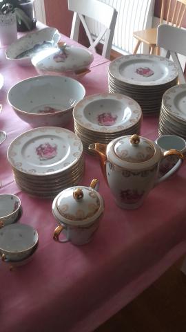 Service de table en porcelaine de Limoges Décor réservé Haute-Epoque