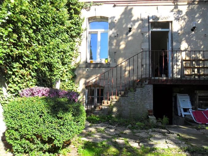 Une maison pour accueillir : grande demeure avec jardin clos au cœur d’une petite ville
