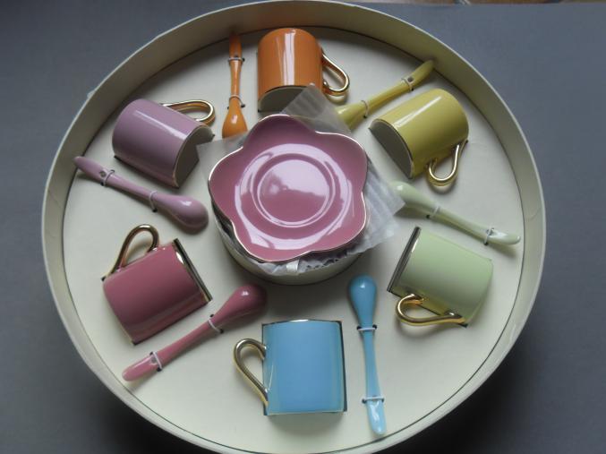 Coffret neuf de 6 tasses, sous-tasses et cuillères
