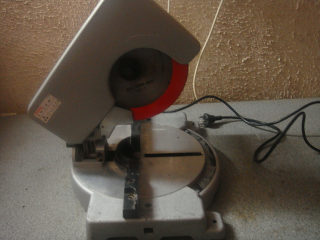 Scie à onglets électrique