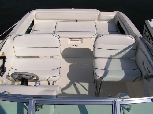 Bateau cabine Sea ray 215 express cruiser a donné