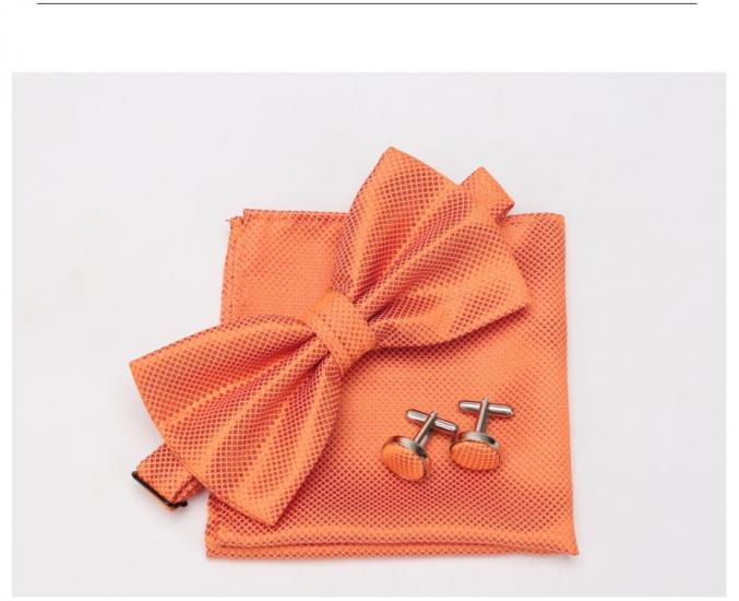 Pochette avec nœud papillon et bouton manchette