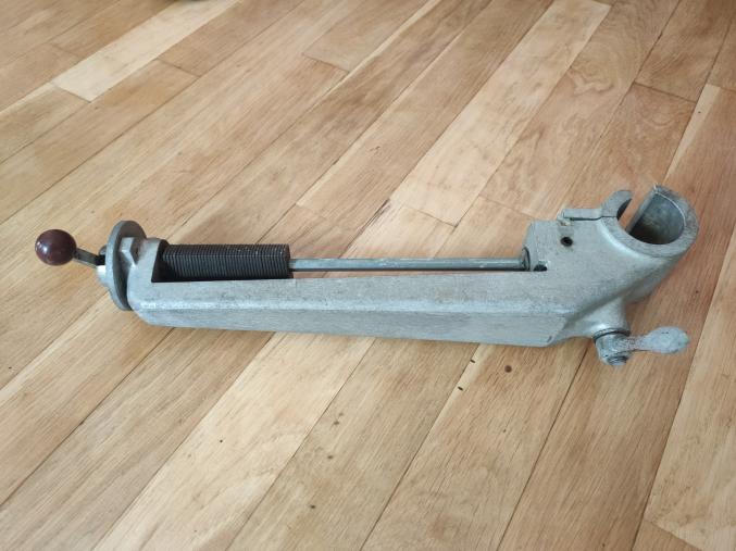 Bras à aiguilles pour table de coupe et matelassage basculante