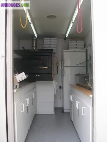 Camion pizza equipé pret a travailler