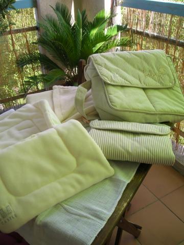 SAC A LANGER ET ASSISE DESSUS POUSSETTE