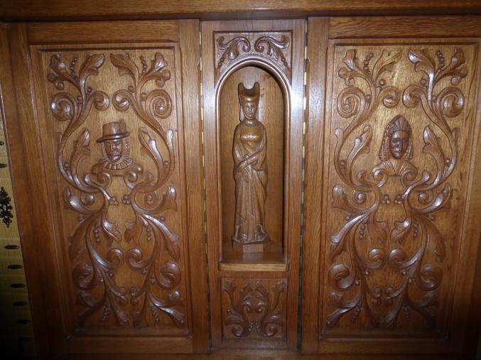 2 beaux meubles en chêne clair , sculpté